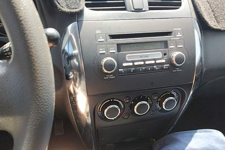 Used Suzuki SX4 2013 1.6L Automatic CoolRide Model Audio And AC Panel
