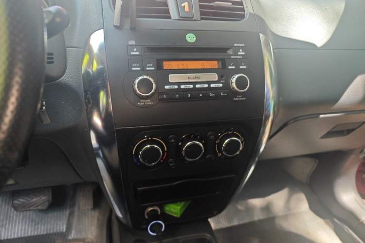 Used Suzuki SX4 2013 1.6L Automatic CoolRide Model Audio And AC Panel