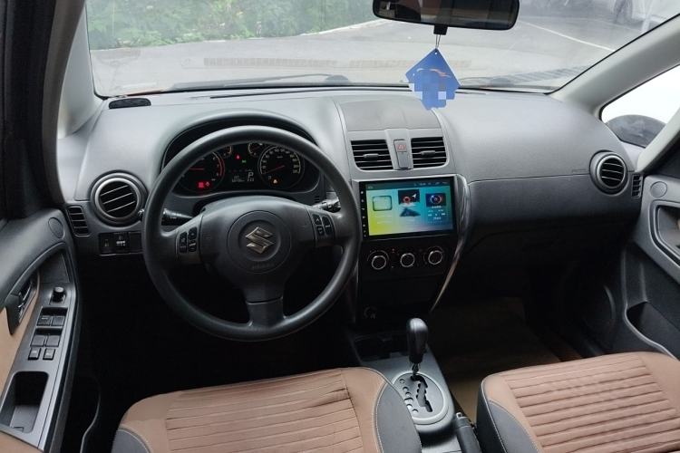 Used Suzuki SX4 2013 1.6L Automatic CoolRide Model Center Console