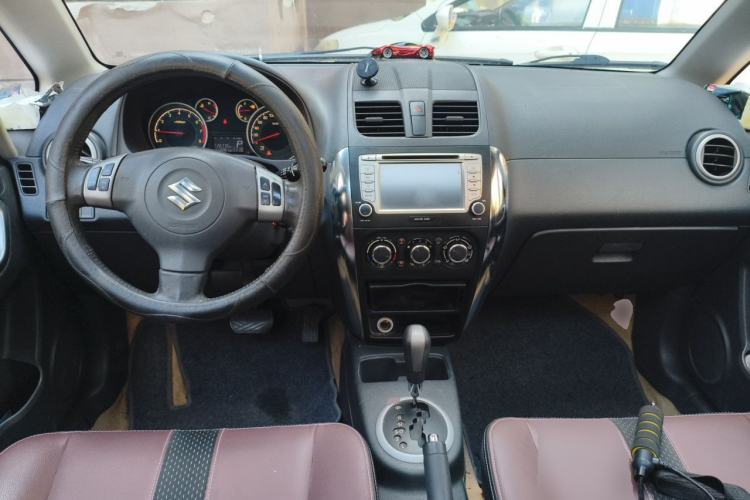 Used Suzuki SX4 2013 Koleos 1.6L Automatic Sport Model Center Console