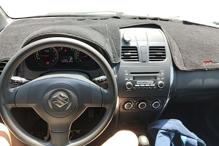 Used Suzuki SX4 2013 1.6L Automatic CoolRide Model Center Console