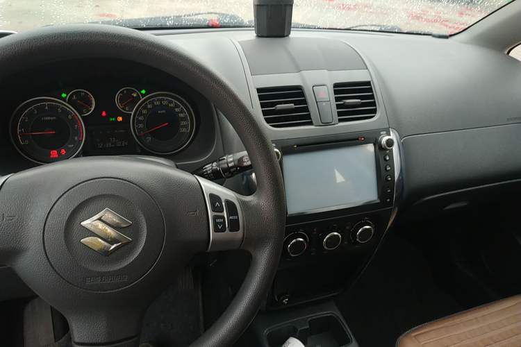 Used Suzuki SX4 2013 1.6L Manual CoolRide Model Center Console