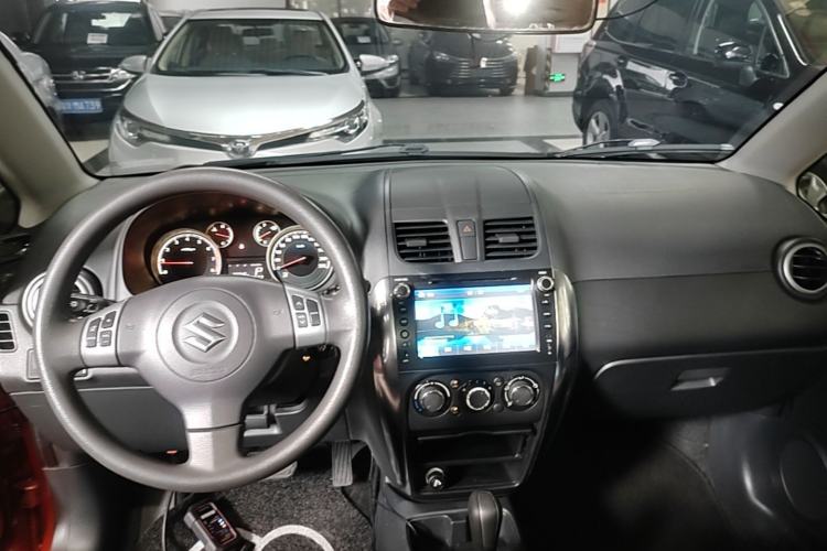 Used Suzuki SX4 2013 1.6L Automatic CoolRide Model Center Console