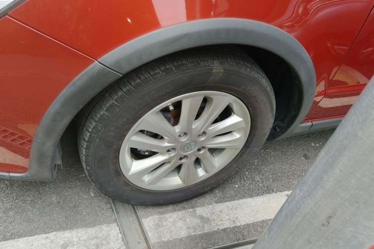 Used Suzuki SX4 2013 1.6L Automatic CoolRide Model Left Front Wheel Hub