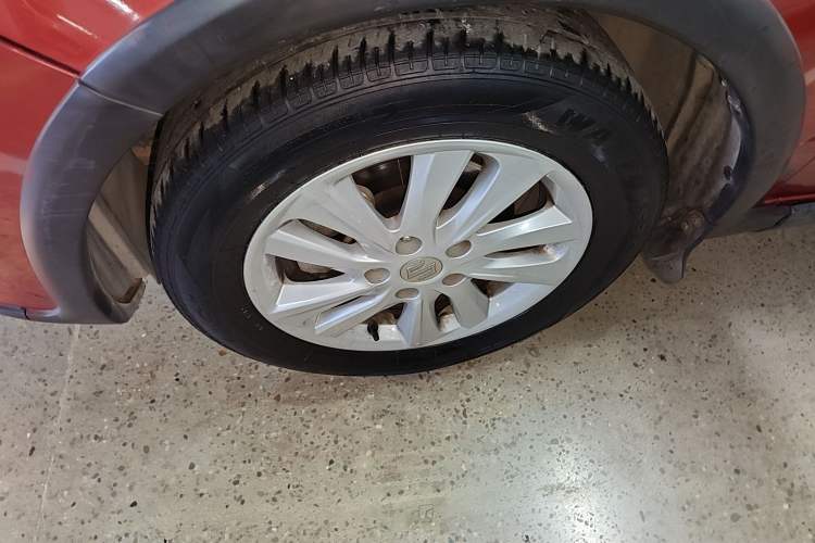 Used Suzuki SX4 2013 1.6L Manual CoolRide Model Left Front Wheel Hub