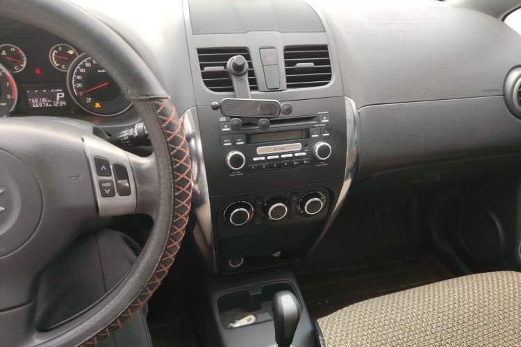 Used Suzuki SX4 2013 1.6L Automatic CoolRide Model Audio And AC Panel