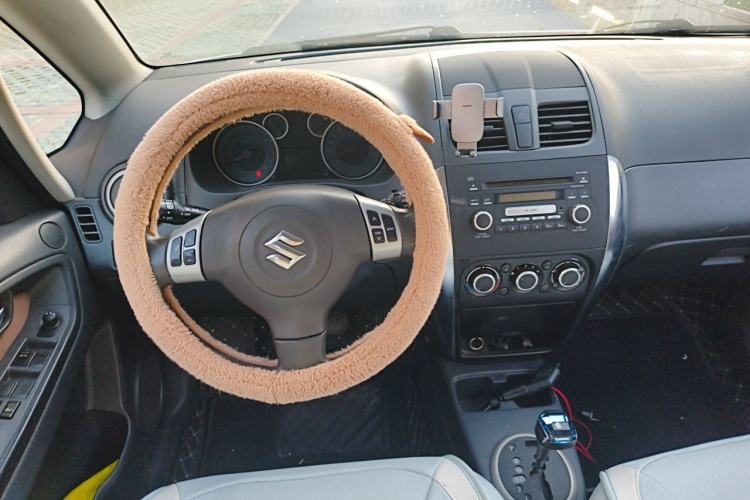 Used Suzuki SX4 2013 1.6L Automatic CoolRide Model Center Console