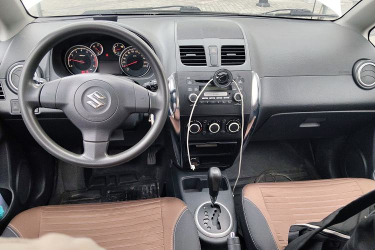 Used Suzuki SX4 2013 1.6L Automatic CoolRide Model Center Console