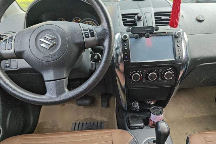 Used Suzuki SX4 2013 1.6L Automatic CoolRide Model Center Console