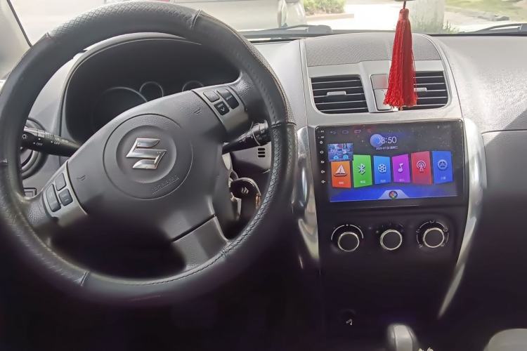 Used Suzuki SX4 2013 1.6L Automatic CoolRide Model Center Console