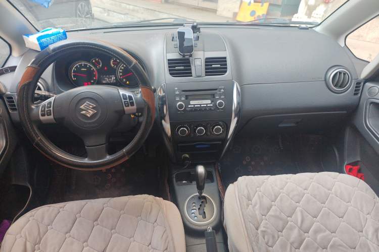 Used Suzuki SX4 2013 1.6L Automatic CoolRide Model Center Console