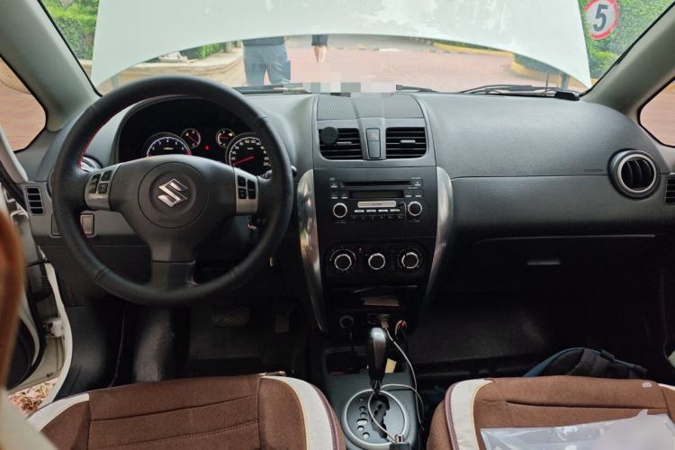 Used Suzuki SX4 2013 1.6L Automatic CoolRide Model Center Console