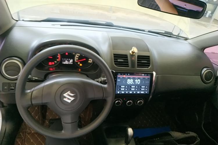 Used Suzuki SX4 2013 1.6L Automatic CoolRide Model Center Console