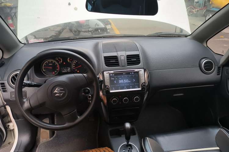 Used Suzuki SX4 2013 1.6L Automatic CoolRide Model Center Console
