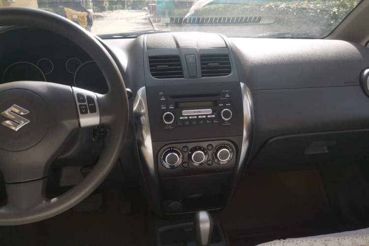 Used Suzuki SX4 2013 1.6L Automatic CoolRide Model Center Console