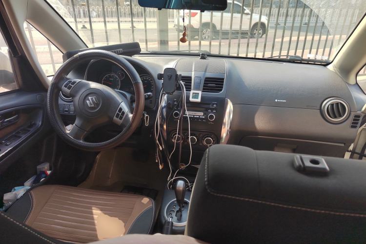 Used Suzuki SX4 2013 1.6L Automatic CoolRide Model Center Console