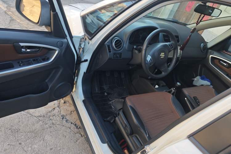 Used Suzuki SX4 2013 Koleos 1.6L Manual Sport Version Interior 3