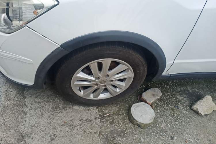 Used Suzuki SX4 2013 1.6L Automatic CoolRide Model Left Front Wheel Hub