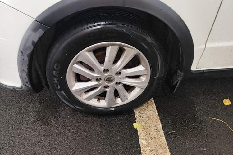 Used Suzuki SX4 2013 1.6L Manual CoolRide Model Left Front Wheel Hub