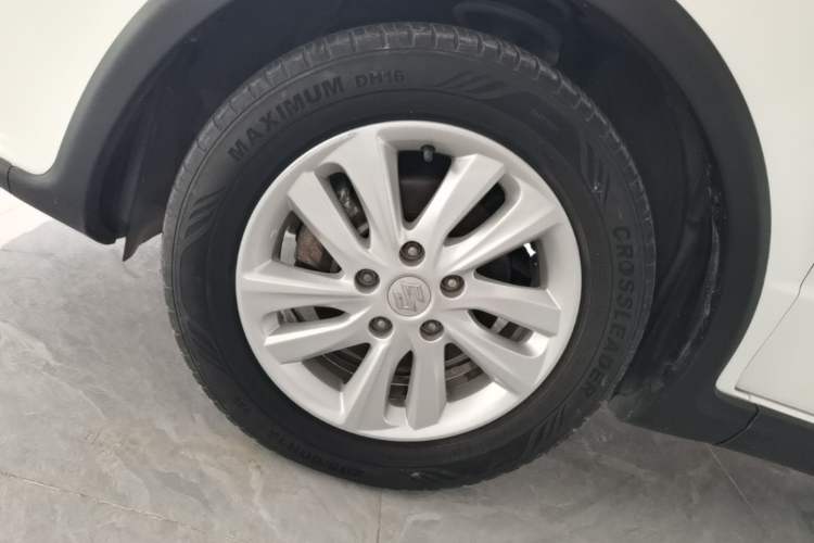 Used Suzuki SX4 2013 1.6L Manual CoolRide Model Left Front Wheel Hub