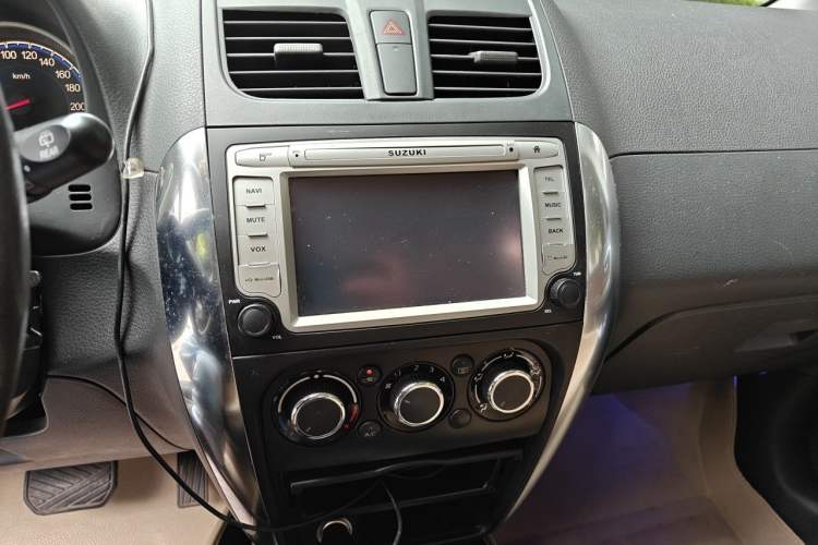 Used Suzuki SX4 2013 Koleos 1.6L Automatic 20th Anniversary 3G Smart Edition Audio And AC Panel