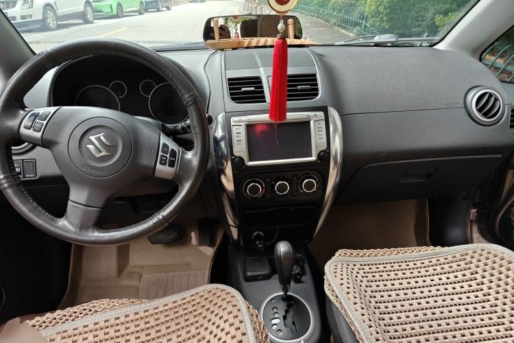 Used Suzuki SX4 2013 Koleos 1.6L Automatic 20th Anniversary 3G Smart Edition Center Console
