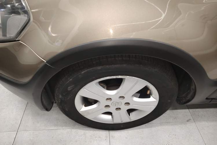 Used Suzuki SX4 2013 Koleos 1.6L Automatic Sport Model Left Front Wheel Hub