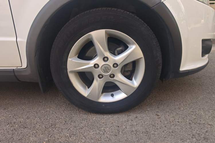 Used Suzuki SX4 2016 1.6L Automatic Classic Edition Right Front Wheel Hub