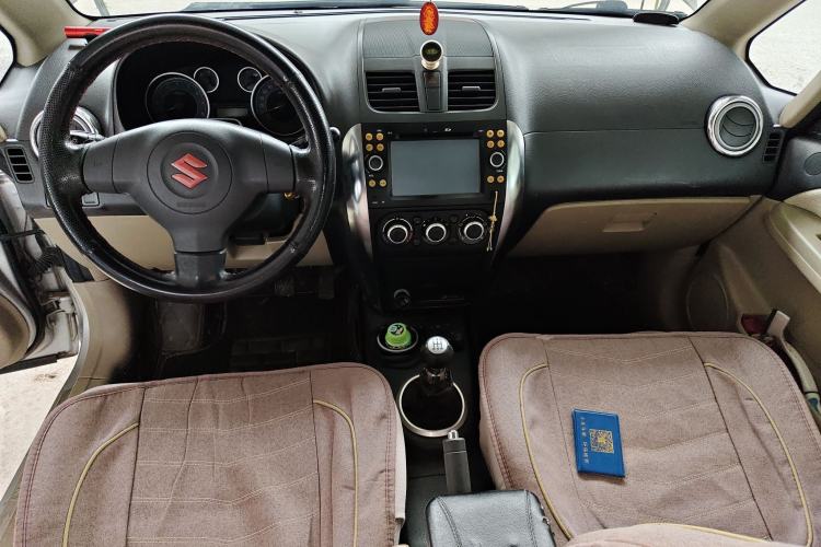 Used Suzuki SX4 S-Cross 2011 1.6L Manual Comfort Version Center Console