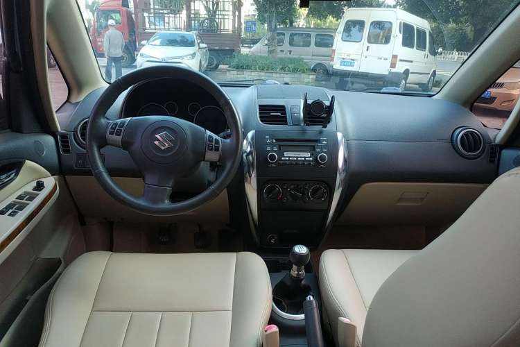 Used Suzuki SX4 S-Cross 2011 1.6L Manual Luxury Model Center Console