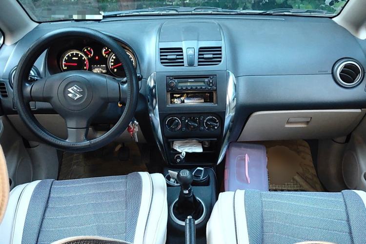 Used Suzuki SX4 S-Cross 2011 1.6L Manual Comfort Version Center Console