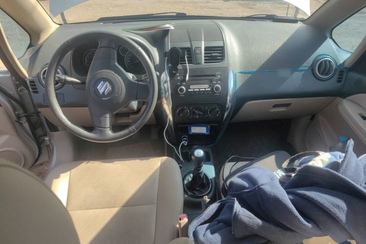 Used Suzuki SX4 S-Cross 2011 1.6L Manual Comfort Version Center Console