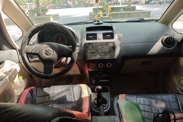 Used Suzuki SX4 S-Cross 2012 1.6L Manual - Practical Upgraded Version Center Console