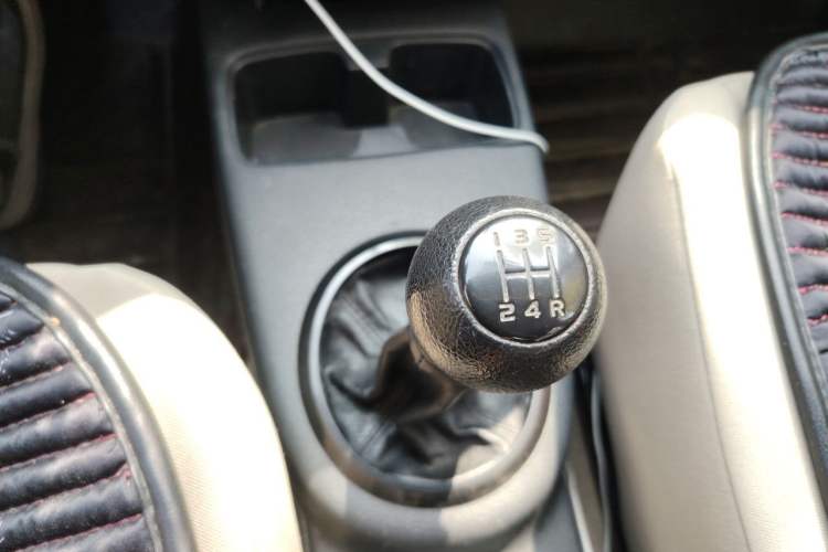 Used Suzuki SX4 S-Cross 2012 1.6L Manual - Practical Upgraded Version Gear Lever