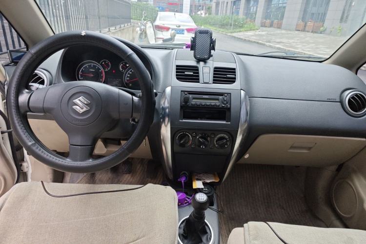 Used Suzuki SX4 S-Cross 2012 1.6L Manual Comfort Model Center Console