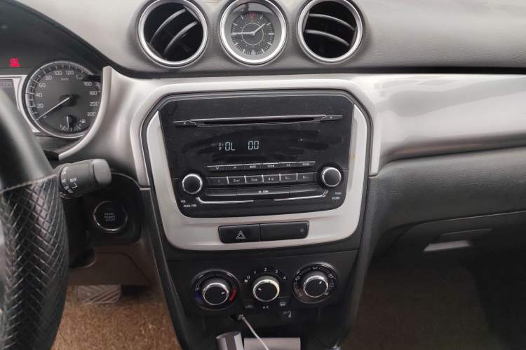 Used Suzuki Vitara 2016 1.4T Automatic Two-Wheel Drive Elite Model Audio And AC Panel