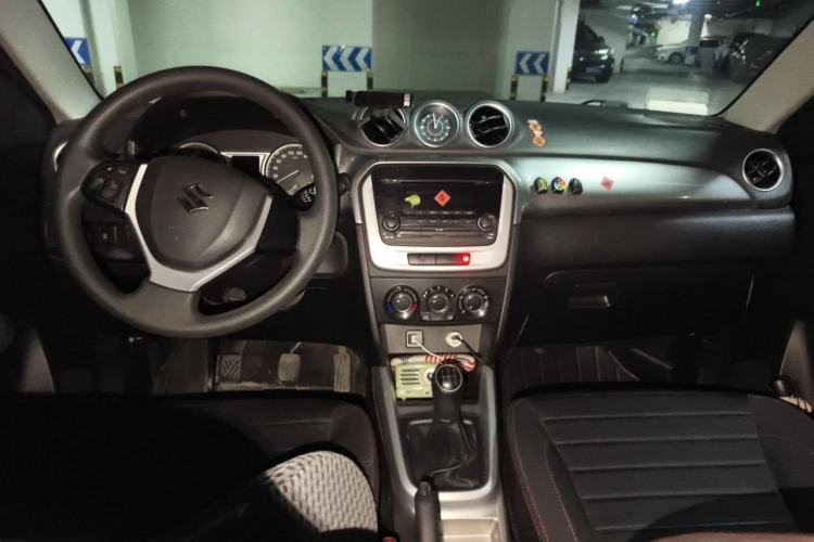 Used Suzuki Vitara 2016 1.6L Manual Two-Wheel Drive Entry-Level Trim Center Console