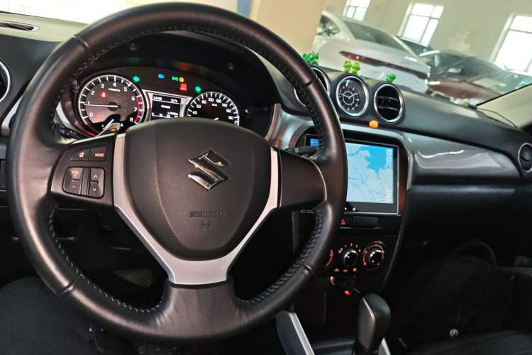 Used Suzuki Vitara 2016 1.4T Automatic Two-Wheel Drive Elite Model Center Console