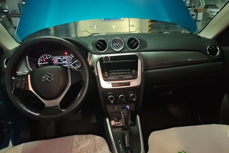 Used Suzuki Vitara 2016 1.4T Automatic Two-Wheel Drive Elite Model Center Console