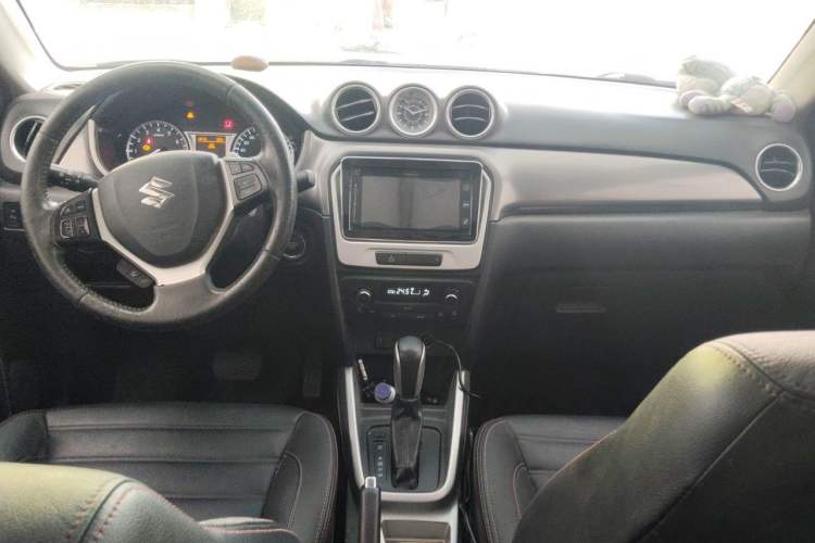 Used Suzuki Vitara 2016 1.4T Automatic Two-Wheel Drive Luxury Version Center Console
