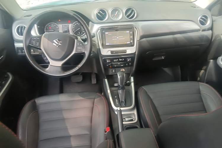 Used Suzuki Vitara 2016 1.4T Automatic Two-Wheel Drive Luxury Version Center Console