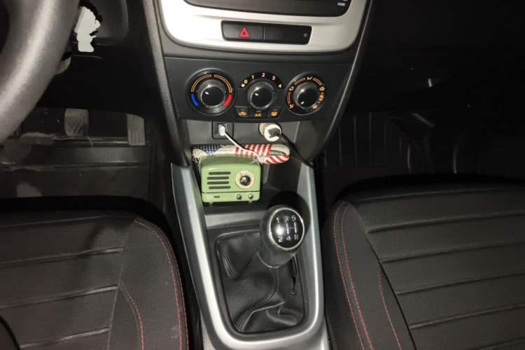 Used Suzuki Vitara 2016 1.6L Manual Two-Wheel Drive Entry-Level Trim Gear Lever