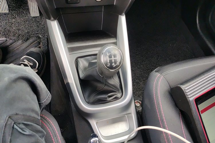 Used Suzuki Vitara 2016 1.6L Manual Two-Wheel Drive Entry-Level Trim Gear Lever