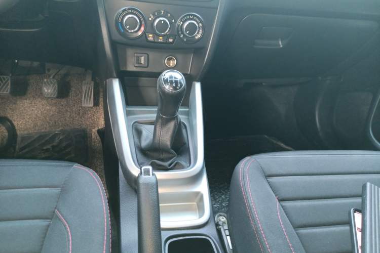 Used Suzuki Vitara 2016 1.6L Manual Two-Wheel Drive Entry-Level Trim Gear Lever