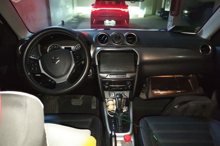 Used Suzuki Vitara 2016 1.4T Automatic Two-Wheel Drive Luxury Version Center Console
