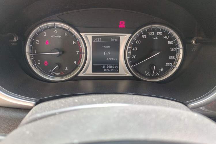 Used Suzuki Vitara 2016 1.4T Manual Two-Wheel-Drive Elite Model Odometer Close Up