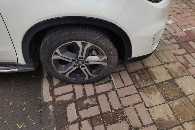 Used Suzuki Vitara 2016 1.4T Automatic Two-Wheel Drive Luxury Version Right Front Wheel Hub
