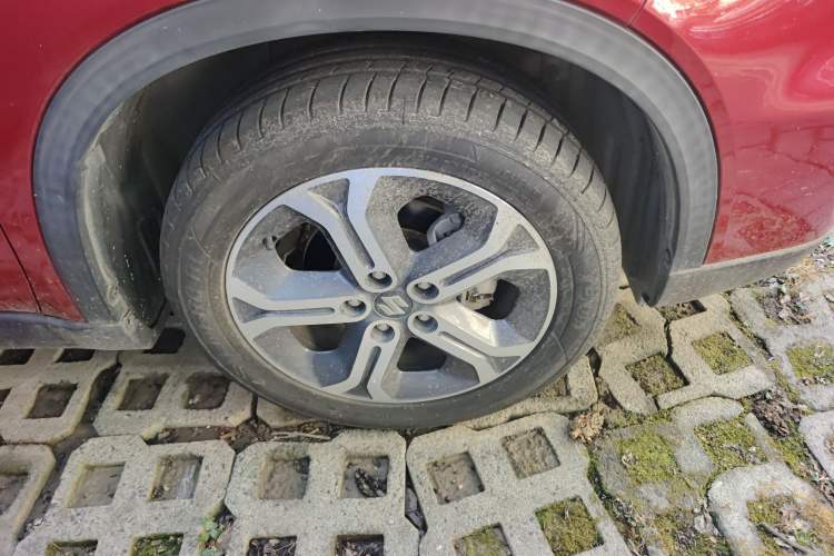 Used Suzuki Vitara 2016 1.4T Automatic Two-Wheel Drive Luxury Version Right Front Wheel Hub