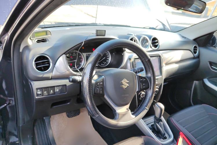Used Suzuki Vitara 2016 1.4T Automatic Two-Wheel Drive Elite Model Center Console