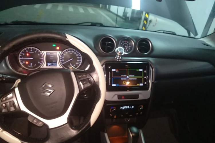 Used Suzuki Vitara 2016 1.4T Automatic Two-Wheel Drive Luxury Version Center Console